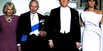 Momenti i sikletshëm në darkë me Mbretin Charles: Melania i heq dorën Trump gjatë fotos me monarkun britanik