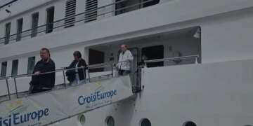 Monet dhe La belle de l’Adriatique hapin sezonin, dy kroçiera të para zbarkojnë në Durrës