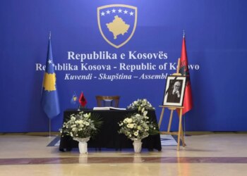 Ndarja nga jeta e akademikut Rexhep Qosja: Kuvendi i Kosovës mban homazhe në nderim të jetës e veprës