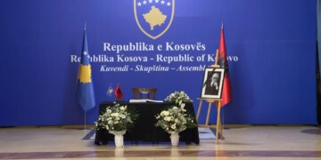 Ndarja nga jeta e akademikut Rexhep Qosja: Kuvendi i Kosovës mban homazhe në nderim të jetës e veprës