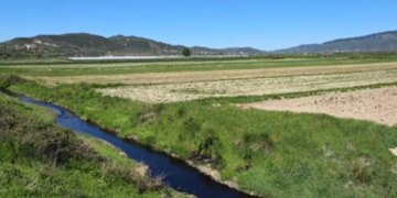 Ndotja e lumit Vjosa/ Katër punonjës të kompanisë procedohen për mosmarrjen e masave në riparimin e linjës së dëmtuar