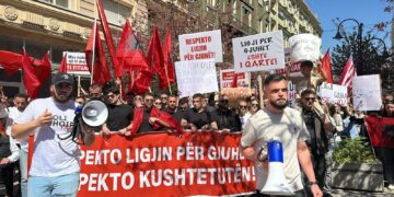 "Ne komunikojmë në gjuhën shqipe, kërkojmë drejtësi" / Studentët shqiptarë në RMV protestojnë për rreth dy orë, duke kërkuar dorëheqjen e Kryeministrit dhe ministrit të Drejtësisë. Institucionet në Tiranë shprehin mbështetje.