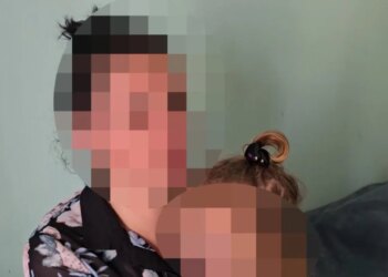 Nëna e katër fëmijëve la dhunën, punon dy punë; vetëm qetësia e tyre më jep frocë