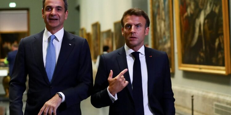 Nëse sovraniteti juaj preket, ne do të jemi këtu për ju / Macron në Athinë, në Pireu me Mitsotakis