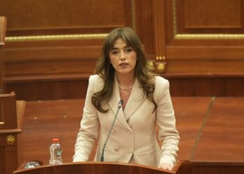 Nga demonstratat në rrugë deri te arrestimet e përsëritura: Profil i Albulena Haxhiut, presidentja e përkohshme e Kosovës.