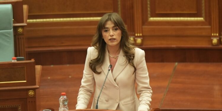 Nga demonstratat në rrugë deri te arrestimet e përsëritura: Profil i Albulena Haxhiut, presidentja e përkohshme e Kosovës.