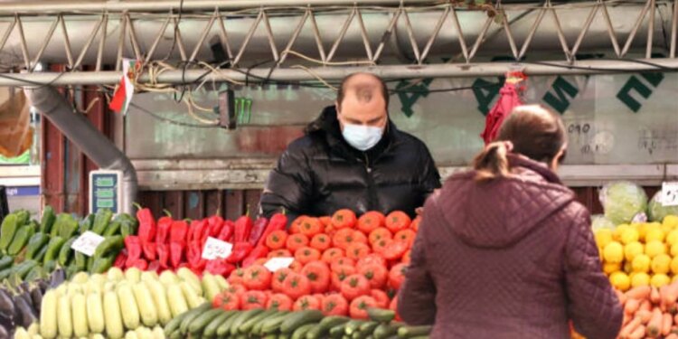 Nga jashtë vijnë fruta-perime/ Çmimet më të ulëta dëmtojnë fermerët shqiptarë, produkti vendas humb terren