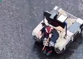Nga vija e frontit, roboti shpëton një grua të moshuar ukrainase, shihni videon