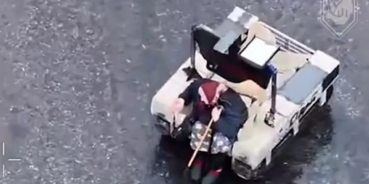 Nga vija e frontit, roboti shpëton një grua të moshuar ukrainase, shihni videon