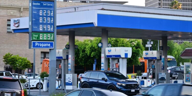 Ngërçi me Iranin rrit sërish çmimet e karburanteve në SHBA; nafta dhe benzina më të larta që prej 2022