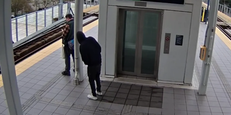 Ngjarje e rëndë në SHBA, njeriu godet pasagjerin mbi shina menjëherë para mbërritjes së trenit në stacion.