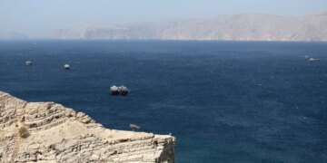 Ngushtica e Hormuzit vazhdon të jetë e bllokuar, ndërsa Franca kërkon angazhimin e Kinës për rilidhjen e lundrimit.