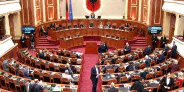 Nis seanca plenare në Kuvend, Niko Peleshi paraqet rendin e ditës.