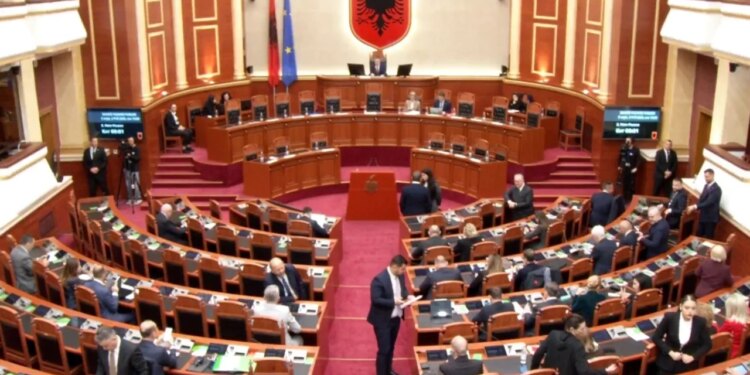 Nis seanca plenare në Kuvend, Niko Peleshi paraqet rendin e ditës.