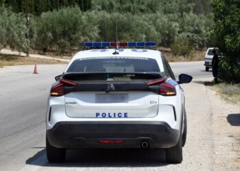 Një 12-vjeçar prangoset për grabitje me thikë në Patra, nëna e tij procedohet penalisht