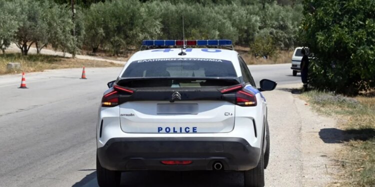 Një 12-vjeçar prangoset për grabitje me thikë në Patra, nëna e tij procedohet penalisht