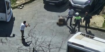 Një autor humbi jetën, ndërsa dy të tjerë u shumëzuan/ Të armatosur qëlluan me plumba, incidenti ndodhi para Konsullatës së Izraelit në Turqi.