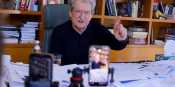 Një ditë pas protestës, Berisha i 'shtrin dorën' partive të tjera opozitare: Koha për t'u bashkuar