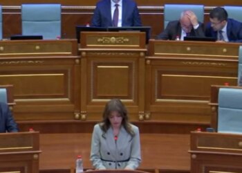 Opozita mungon në seancën e jashtëzakonshme në Kosovë, Haxhiu: Vota është akt i përgjegjësisë, minimum në demokraci