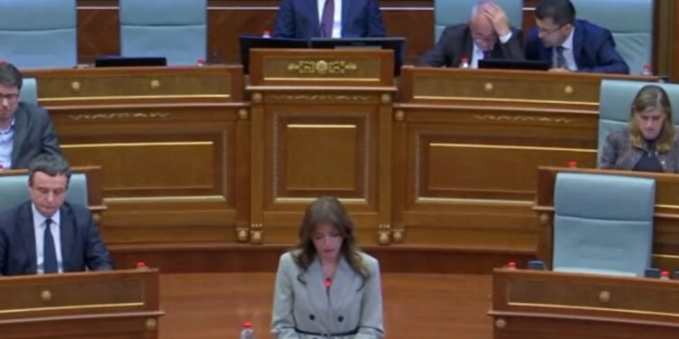 Opozita mungon në seancën e jashtëzakonshme në Kosovë, Haxhiu: Vota është akt i përgjegjësisë, minimum në demokraci