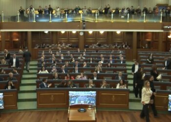 PDK del nga salla gjatë seancës plenare në Kuvendin e Kosovës, pas mosmiratimit të rezolutës për të vërtetën e luftës.
