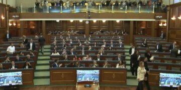 PDK del nga salla gjatë seancës plenare në Kuvendin e Kosovës, pas mosmiratimit të rezolutës për të vërtetën e luftës.