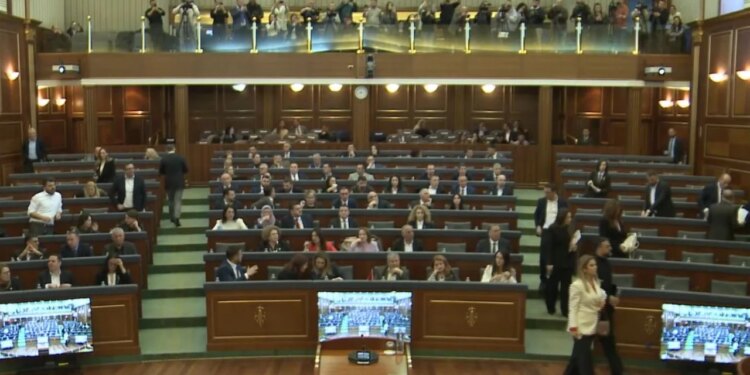 PDK del nga salla gjatë seancës plenare në Kuvendin e Kosovës, pas mosmiratimit të rezolutës për të vërtetën e luftës.