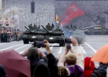 Pa tanke e sisteme raketash në Paradën e Fitores, lufta në Ukraine detyron Moskën të ndryshojë simbolin ushtarak