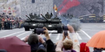 Pa tanke e sisteme raketash në Paradën e Fitores, lufta në Ukraine detyron Moskën të ndryshojë simbolin ushtarak