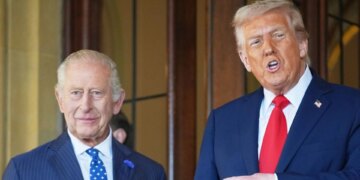 Pallati i Buckinghamit konfirmon: vizita e Mbretit Charles në SHBA, pas të shtënave të djeshme, vazhdon sipas planit