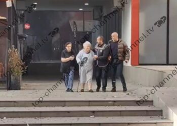 Pamje dramatike nga zjarri në Tiranë, e moshuara del nga flakët