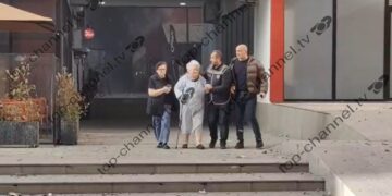 Pamje dramatike nga zjarri në Tiranë, e moshuara del nga flakët