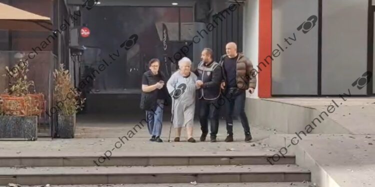 Pamje dramatike nga zjarri në Tiranë, e moshuara del nga flakët