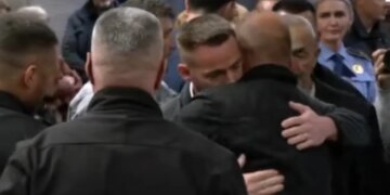 Pamje rrëqethëse: familjarët e Liridona Ademajt dëgjojnë shpalljen e vendimit