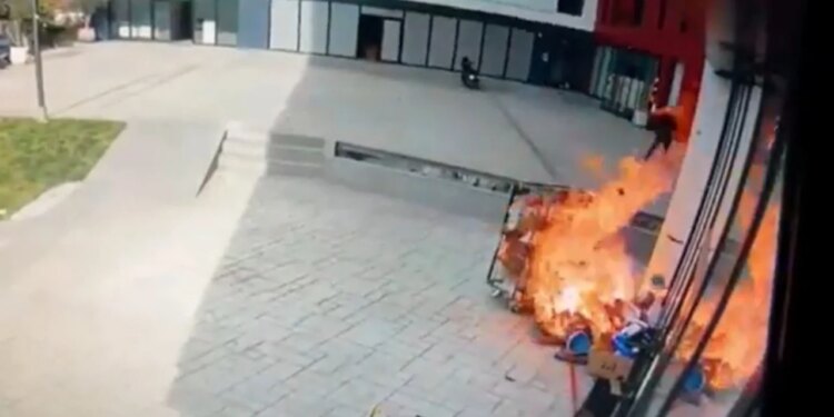 Pamjet: flakët ‘përpinë’ pallatin 12-katësh pranë QSUT; si nisi zjarri që dëmtoi 71 apartamente