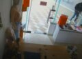Pamjet nga kamerat e sigurisë: Riu “tapë” hyn në qendrën tregtare në Vlorë dhe dëmton pronat e biznesit