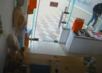 Pamjet nga kamerat e sigurisë: Riu “tapë” hyn në qendrën tregtare në Vlorë dhe dëmton pronat e biznesit