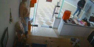 Pamjet nga kamerat e sigurisë: Riu “tapë” hyn në qendrën tregtare në Vlorë dhe dëmton pronat e biznesit