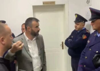 Panelet fotovolatike: mbledhja e Këshillit Bashkiak në Bulqizë ndërpritet, efektivët pengojnë hyrjen e banorëve në sallë