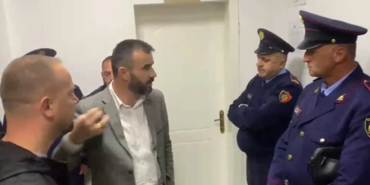 Panelet fotovolatike: mbledhja e Këshillit Bashkiak në Bulqizë ndërpritet, efektivët pengojnë hyrjen e banorëve në sallë