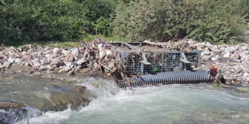 Panoramë e rëndë mjedisore, liqeni i Kukësit po shndërrohet në vendgrumbullim mbetjesh plastike