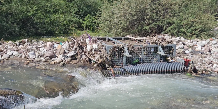 Panoramë e rëndë mjedisore, liqeni i Kukësit po shndërrohet në vendgrumbullim mbetjesh plastike