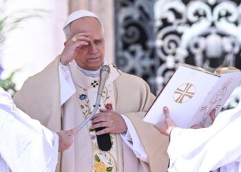 “Papa Leone XIV: ‘Kushdo që mban armë, le t’i lërë ato’ – një thirrje për paqe në festivitetet e Pashkës”