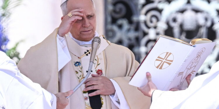 “Papa Leone XIV: ‘Kushdo që mban armë, le t’i lërë ato’ – një thirrje për paqe në festivitetet e Pashkës”