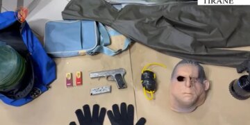 Parandalimi i krimit në Tiranë: Personi 37-vjeçar i ndaluar me armë dhe eksploziv kishte përdorur maskë silikoni për t'u kamufluar.