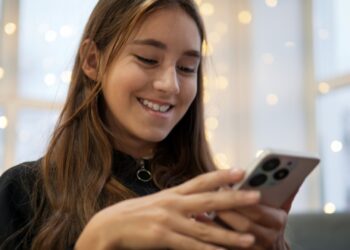 Parlamenti turk miraton ligjin që ndalon mediat sociale për nën 15 vjeç; kërkon platformat të ndalojnë përmbajtjen dëmshme