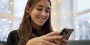 Parlamenti turk miraton ligjin që ndalon mediat sociale për nën 15 vjeç; kërkon platformat të ndalojnë përmbajtjen dëmshme