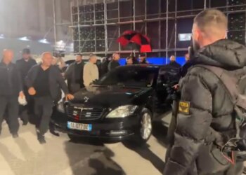 Pas nisjes së tensioneve, truprojat shpejt fusin Berishën në makinë dhe ai largohet nga protesta
