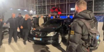 Pas nisjes së tensioneve, truprojat shpejt fusin Berishën në makinë dhe ai largohet nga protesta