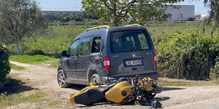 Pas vetëm dy javësh nga blerja, drejtuesi i motorit humb jetën tragjikisht në përplasje me një makinë.